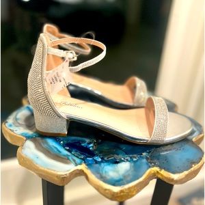 Silver rhinestone sparkly 💎 dress shoes for girls size 4 by Fabulous.